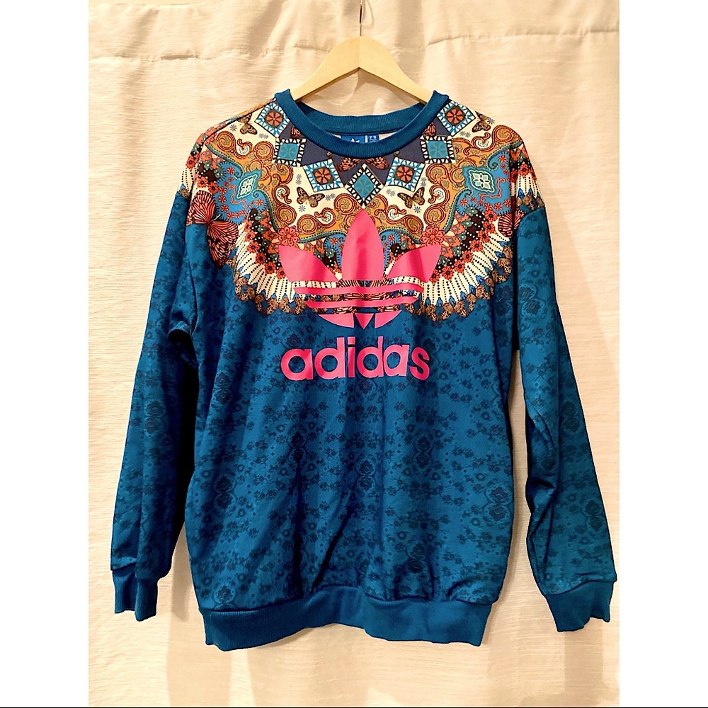 Funky patterned Adidas crewneck sweatshirt, with pockets!